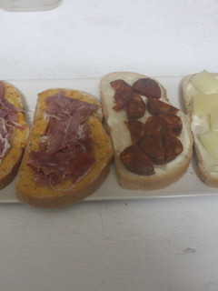 Una foto de Rebanadas de pan con embutido