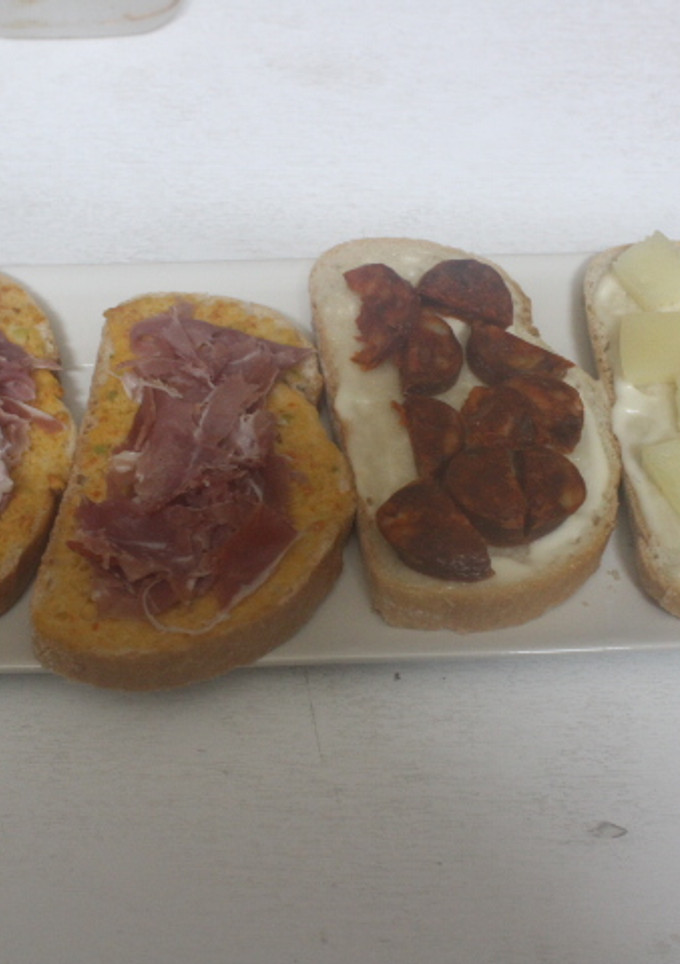 Una foto de Rebanadas de pan con embutido