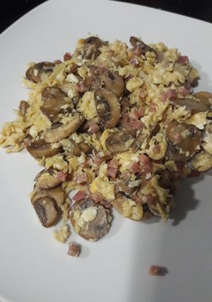 Una foto de Revuelto de jamón y champiñones