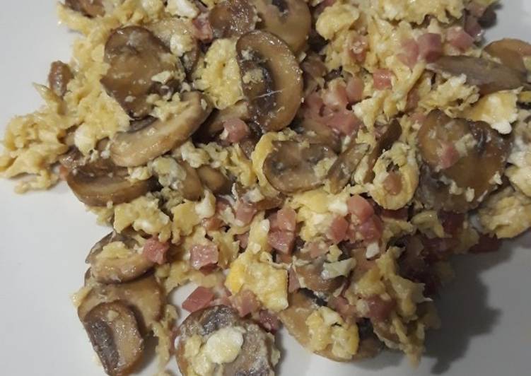 Revuelto de jamón y champiñones