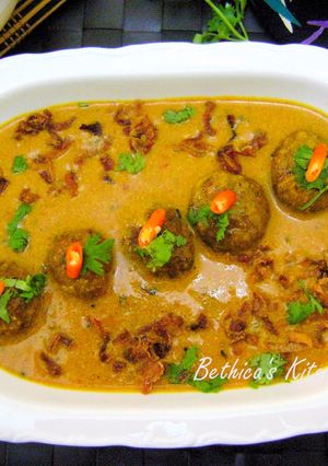 A picture of Falafel Kadhi (Falafel in Yoghurt Gravy - Fusion Style).