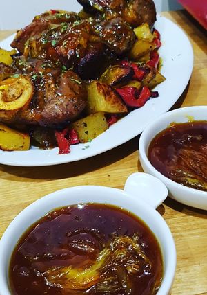 O poză a rețetei Mușchi de vită la cuptor cu legume și ceapă caramelizată.