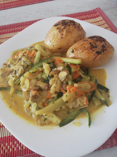 Una foto de Curry de verduras con patatas asadas