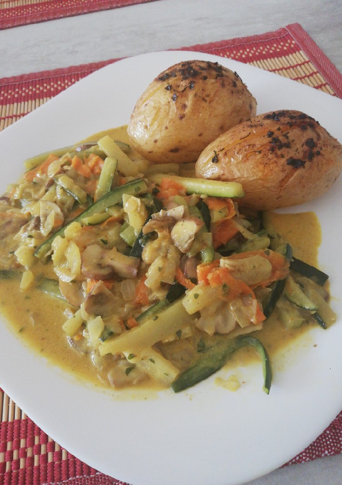 Una foto de Curry de verduras con patatas asadas