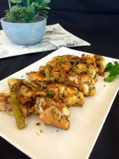 Una foto de Alitas de pollo al ajillo