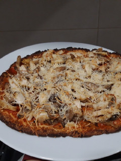 Una foto de Pizza con base coliflor, de setas y pollo al curry