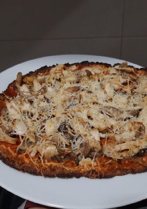 Foto principal de Pizza con base coliflor, de setas y pollo al curry