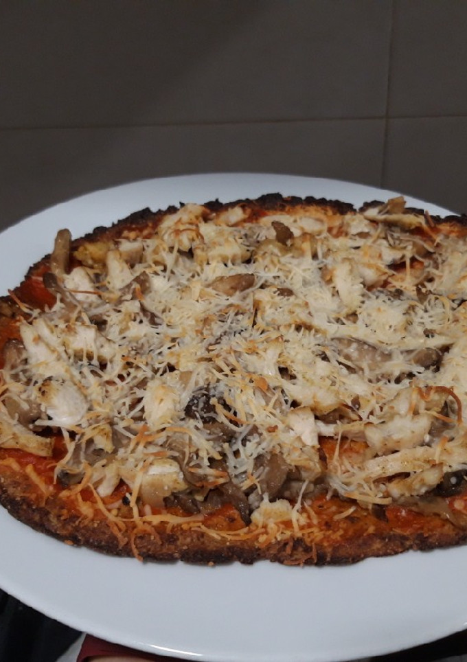 Una foto de Pizza con base coliflor, de setas y pollo al curry