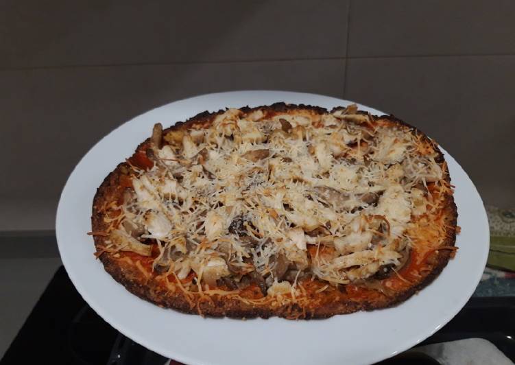 Pizza con base coliflor, de setas y pollo al curry