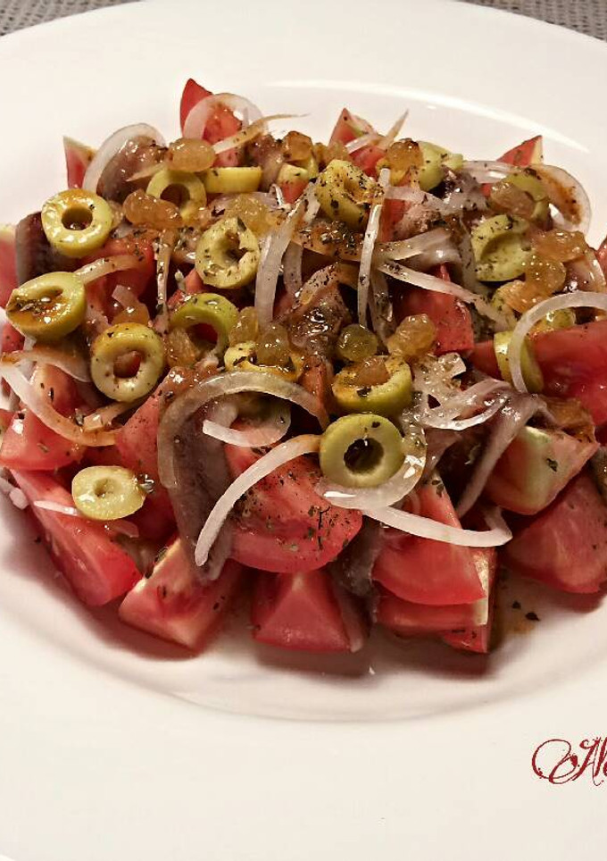 Una foto de Ensalada de tomates pera con anchoas y pasas