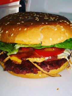 Una foto de Mega hamburguesa de res