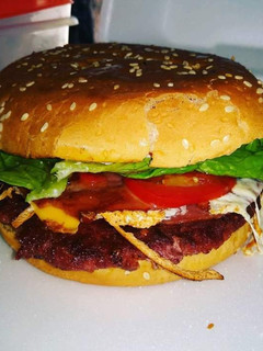 Una foto de Mega hamburguesa de res