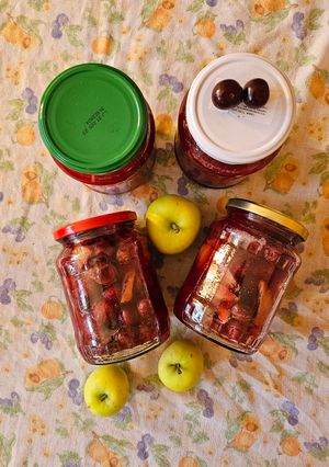 Meggykompót nyári almával recept fotója