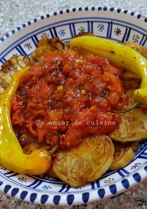 Une photo de Aubergines frites à la sauce tomate piquante 🍆🍅🌶
