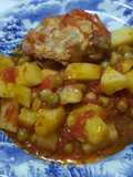 Pollo en salsa con arvejas y papas