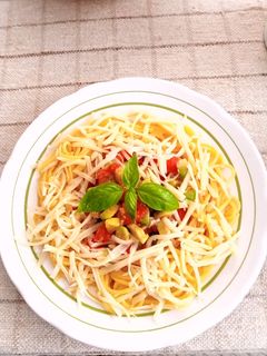 Avokádós, paradicsomos, fokhagymás spagetti, sajttal. Lm. Gm recept fotója