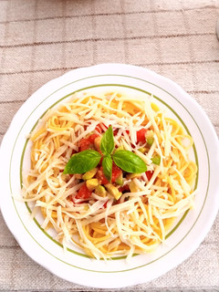 Avokádós, paradicsomos, fokhagymás spagetti, sajttal. Lm. Gm recept fotója