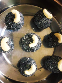 काले तिल गुड़ लड्डू (kale til gur ladoo recipe in Hindi) रेसिपी मुख्य फोटो