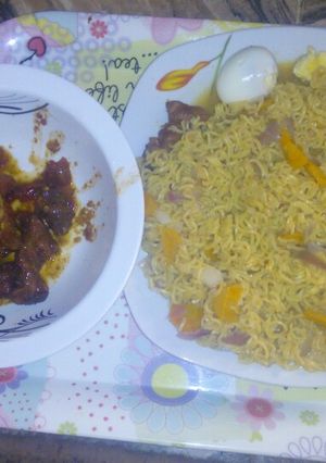 A picture of Noodles wt homemade kebab.