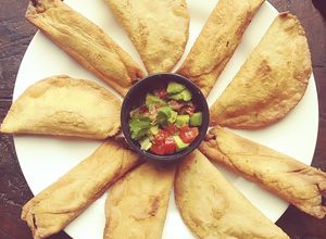 Una foto de Empanadas y taquitos de pollo