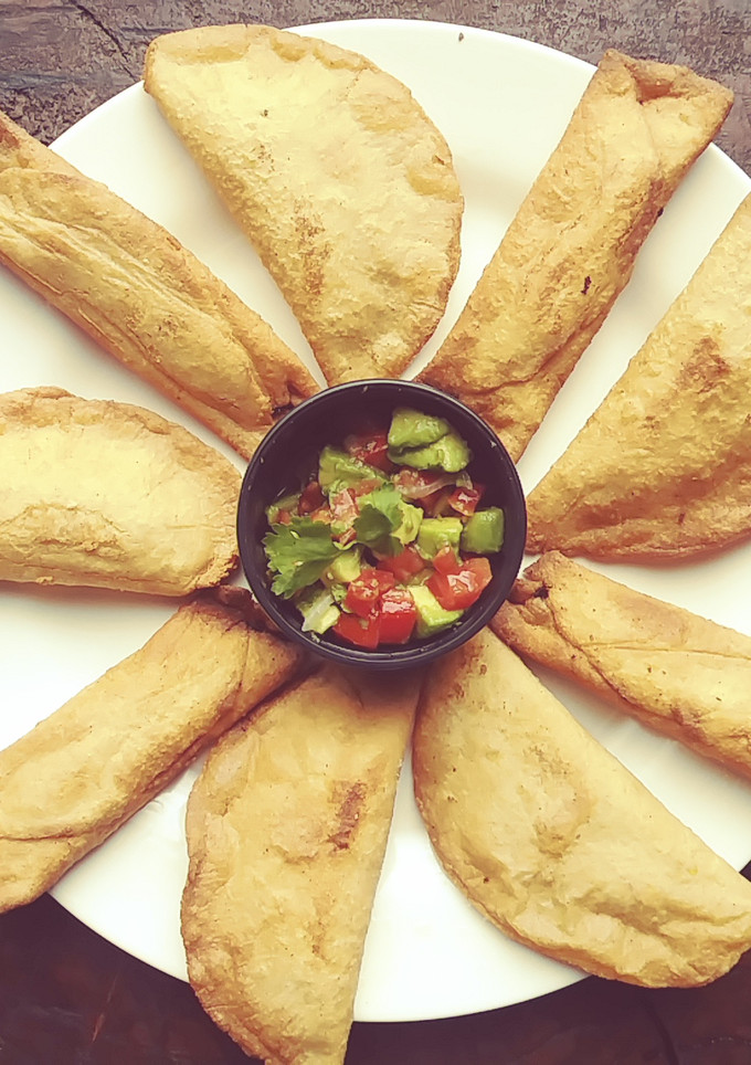 Una foto de Empanadas y taquitos de pollo