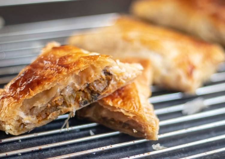 Sweet potato and butternut squash curry puff pastry with a touch of Christmas sense 