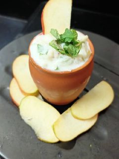 એપલ રાઇતું (Apple Raita Recipe In Gujarati) રેસીપી મુખ્ય ફોટો