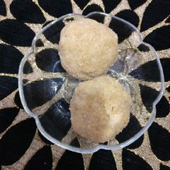 A picture of Urad dal ke ladoo.
