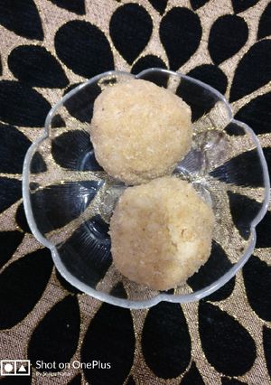 A picture of Urad dal ke ladoo.