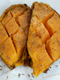 Una foto de Boniatos asados al horno, con mantequilla y comino