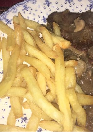 Una foto de Lomo al champiñón con papas fritas 🤤🙌🏻💖