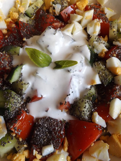 Una foto de Ensalada de hortalizas con semillas de chía y Tzatziki