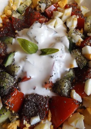 Foto principal de Ensalada de hortalizas con semillas de chía y Tzatziki
