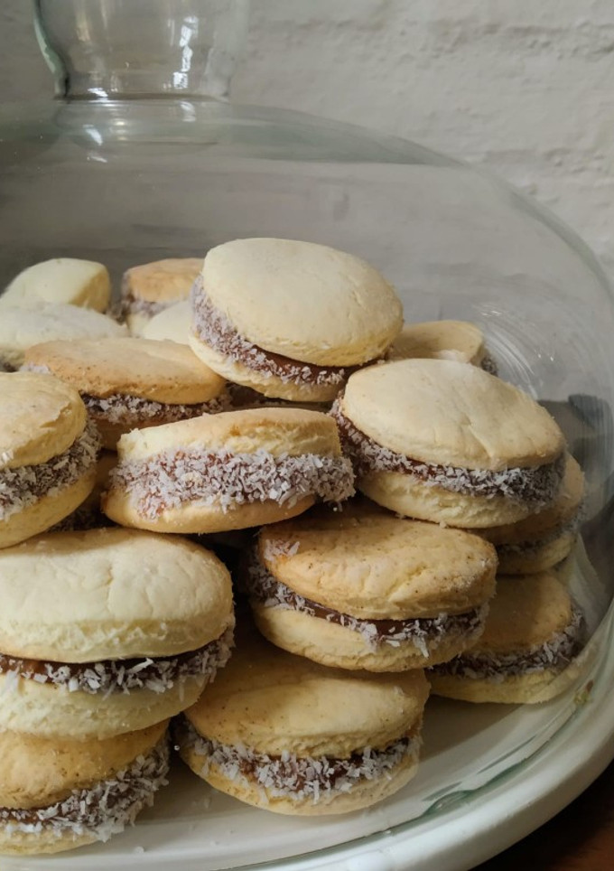 Una foto de Alfajorcitos de DULCE DE LECHE y coco.😉 🍯