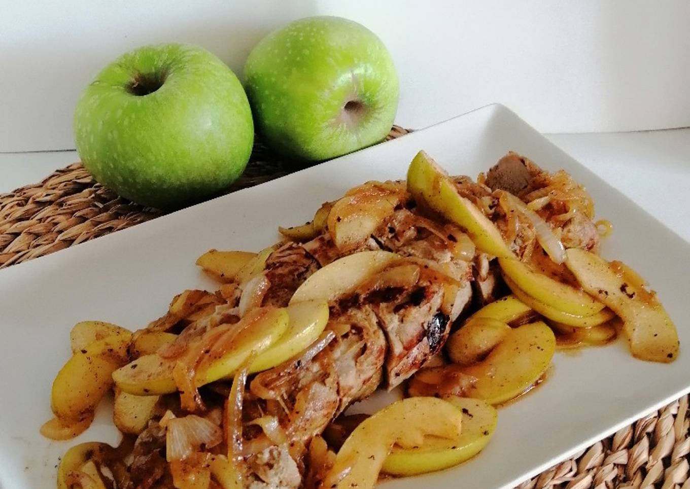 Solomillo de cerdo a la mostaza con manzana