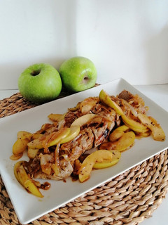 Una foto de Solomillo de cerdo a la mostaza con manzana