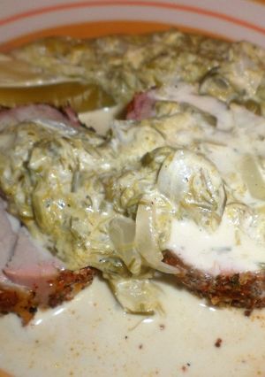 Una foto de Peceto tiernisado en especias con crema de puerros y puerros esparragos
