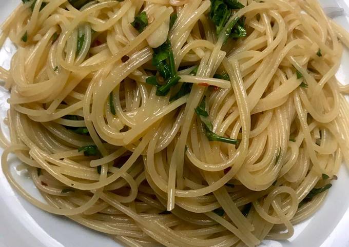 Spaghetti aglio e olio Receta de Lena T- Cookpad