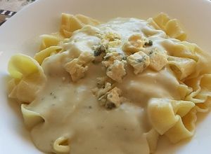 Una foto de Pappardelle casero con salsa de roquefort