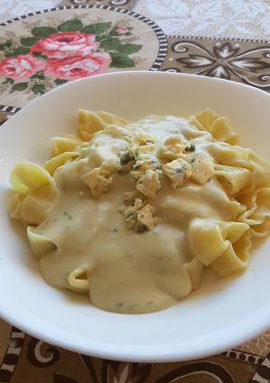 Una foto de Pappardelle casero con salsa de roquefort