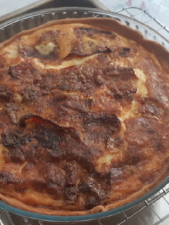 Una foto de Quiche con verduras, gambones y bacon