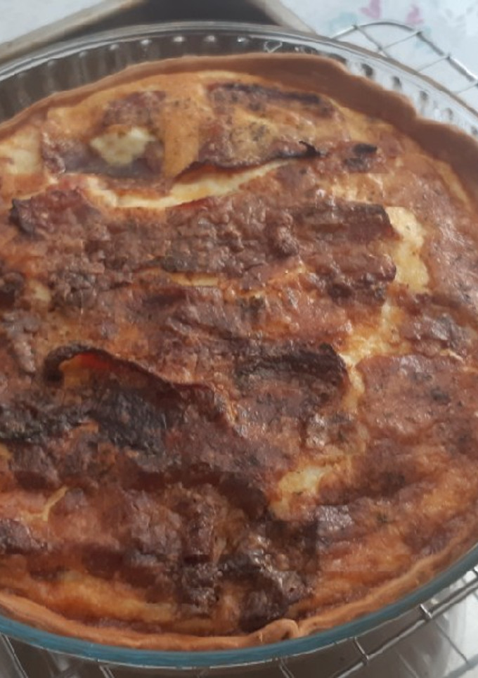 Una foto de Quiche con verduras, gambones y bacon