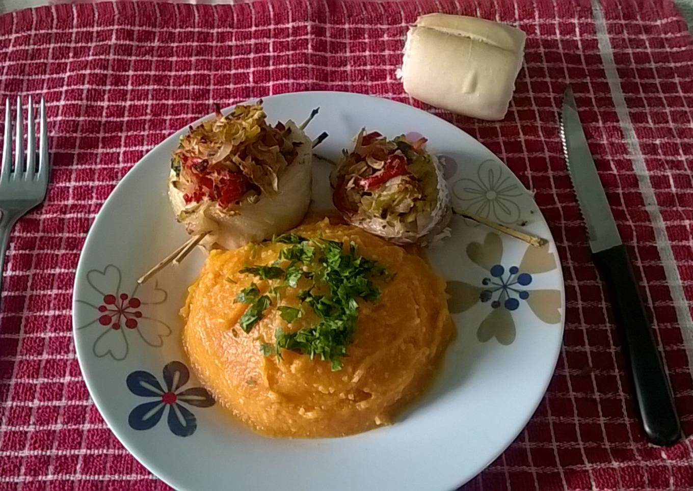 Filet de merluza relleno de verduras y puré de calabazas