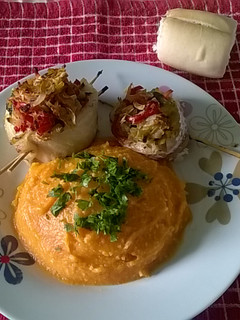 Una foto de Filet de merluza relleno de verduras y puré de calabazas