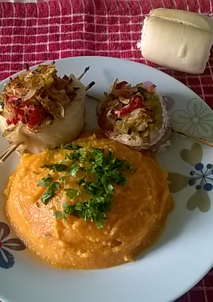 Una foto de Filet de merluza relleno de verduras y puré de calabazas