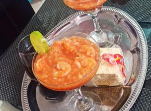 Una foto de Cóctel o Ceviche de camarones.🏖️🌺