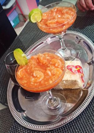 Una foto de Cóctel o Ceviche de camarones.🏖️🌺
