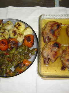Una foto de Muslos de pato confitado con verduras a la plancha