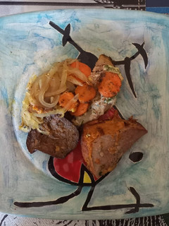 Una foto de Peceto Mechado con Vegetales al Horno