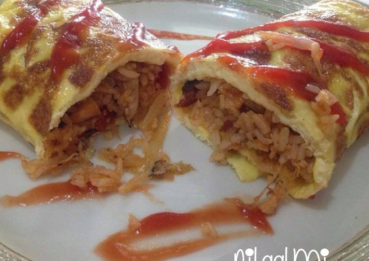 Cara meracik Nasi goreng gulung spesial yang simpel